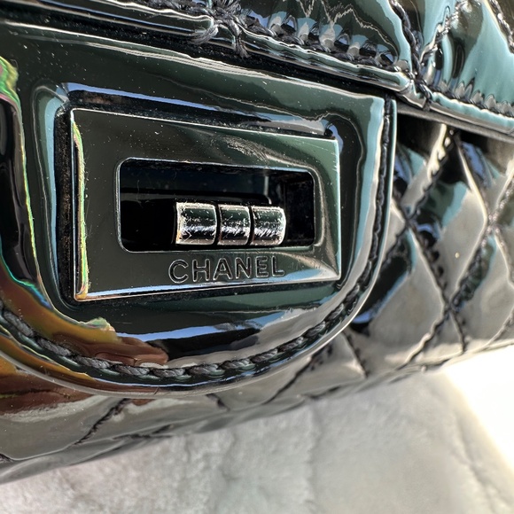 CHANEL 2.55 Reissue 225 Black Patent Quilted Calfskin Shoulder Bag - Picture 2 of 16